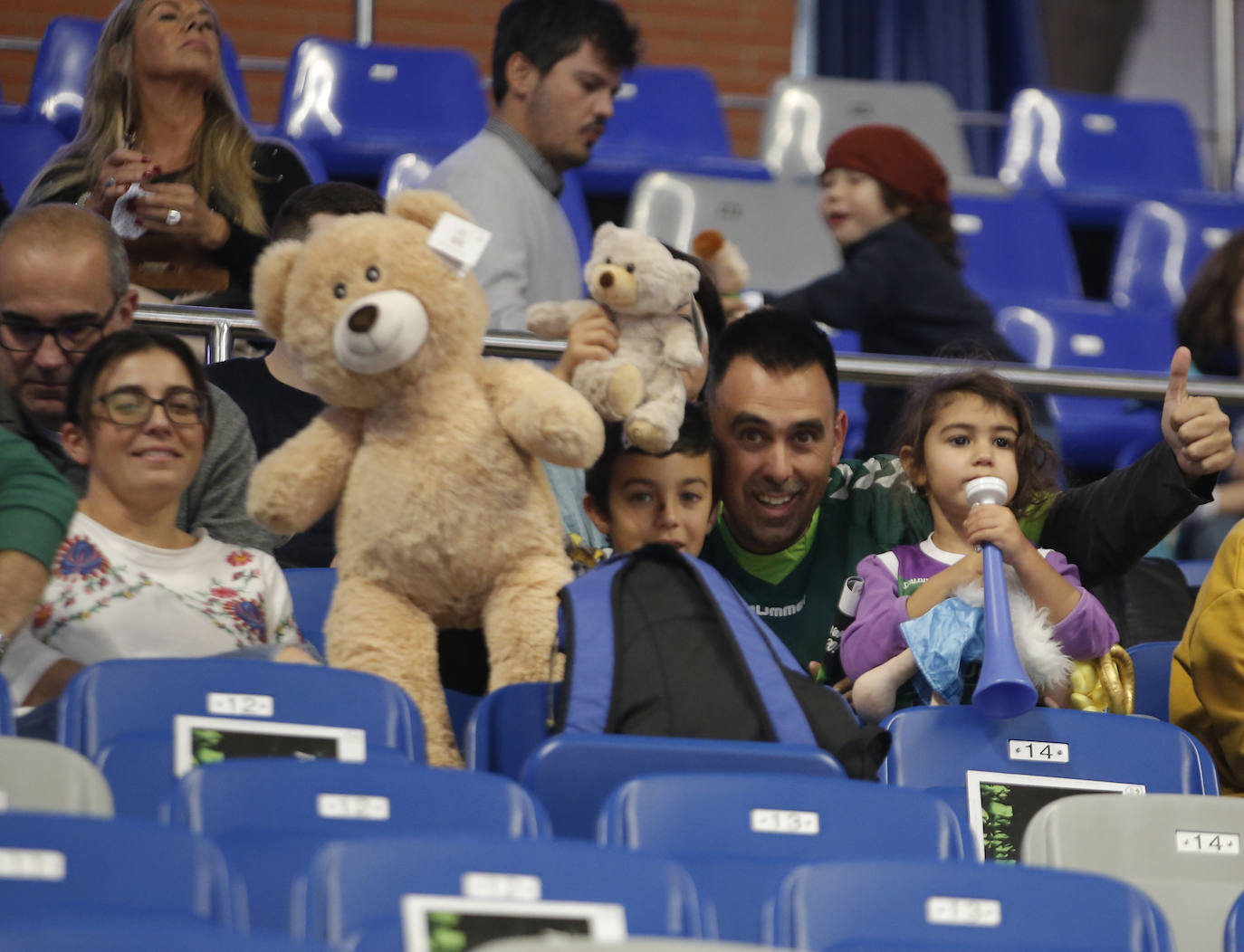 Búscate en las fotos del Unicaja-Obradoiro