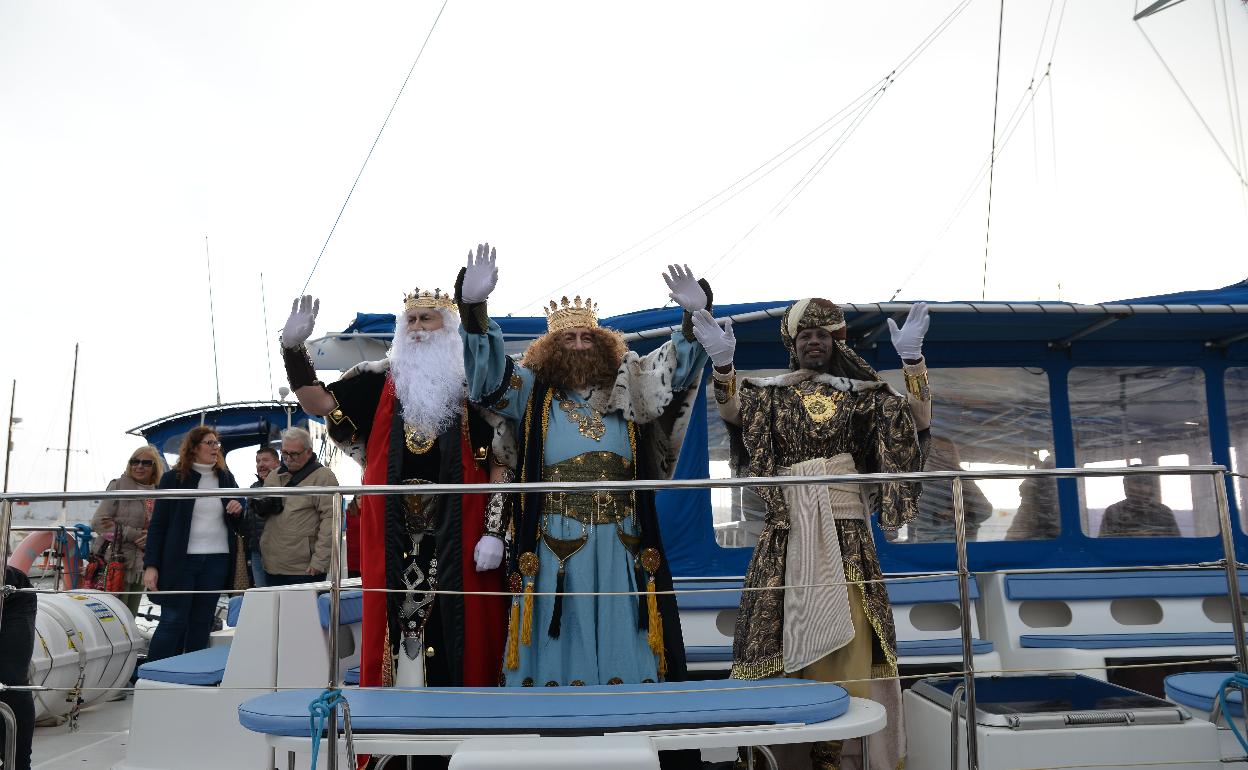 Sus Majestades llegaron este sábado a la ciudad a bordo del barco 'Fly Blue'. 