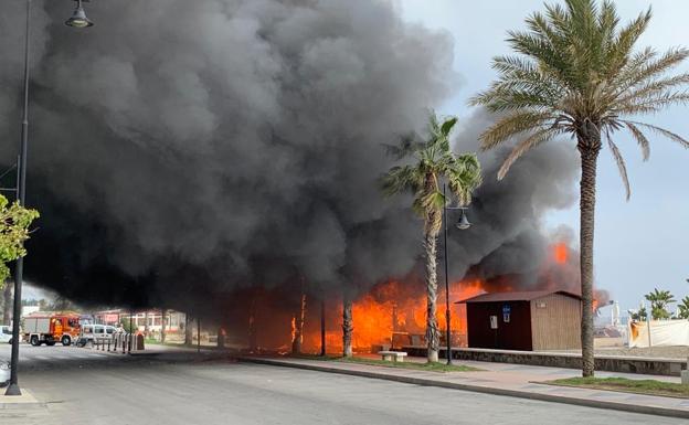 Imagen principal - Un incendio calcina por completo el chiringuito Moliere Playa