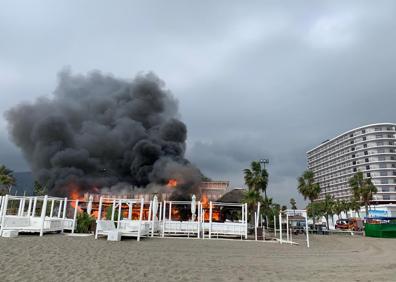 Imagen secundaria 1 - Un incendio calcina por completo el chiringuito Moliere Playa
