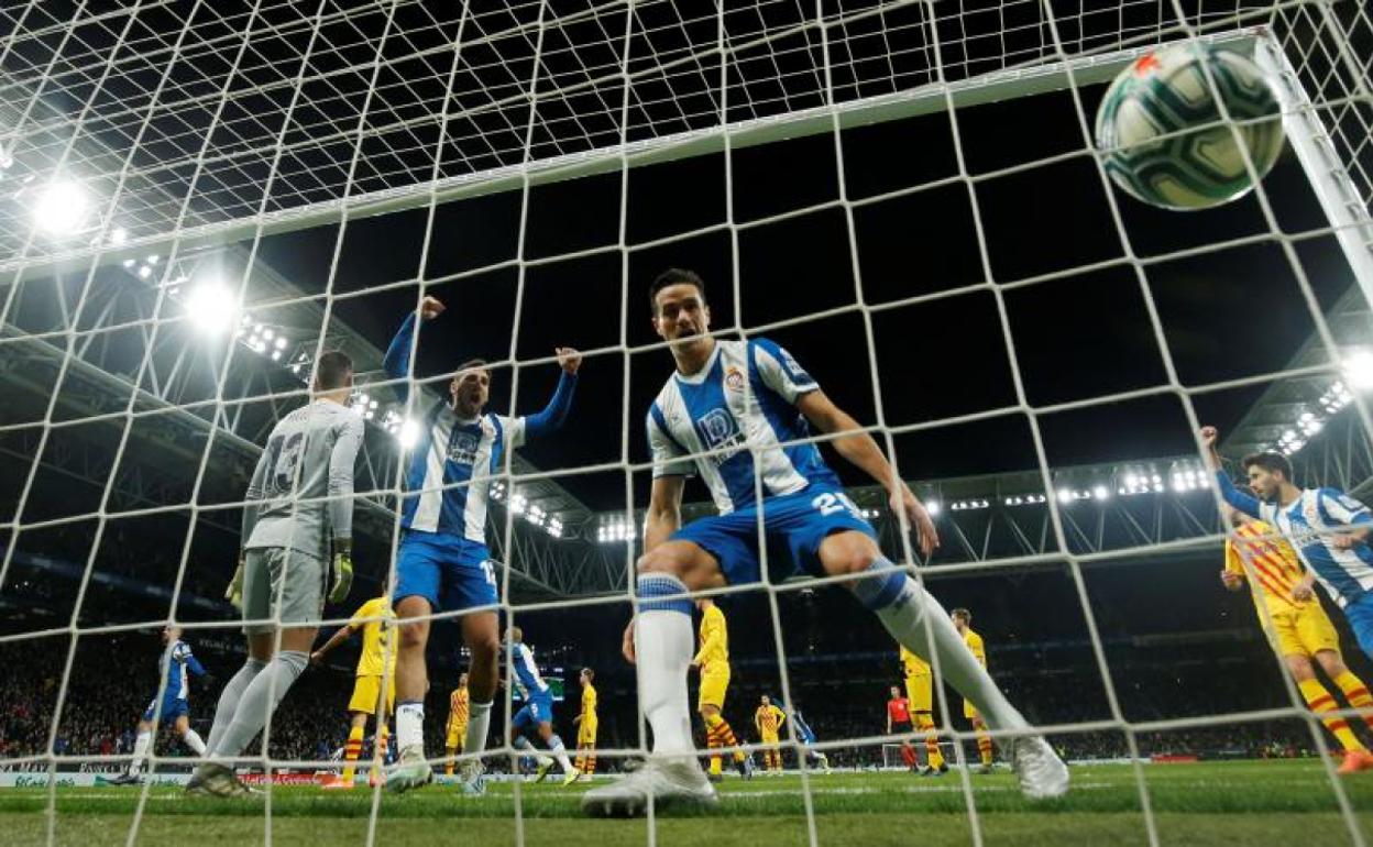 Los jugadores del Espanyol celebran el gol de David López.