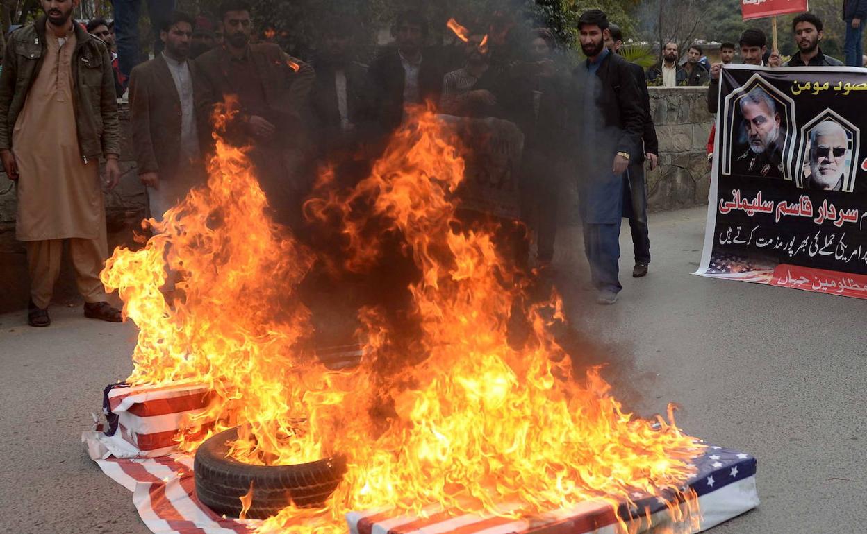Protesta en Irán por la muerte del general Qasem Soleimani en una incursión aerea con drones estadounidenses.