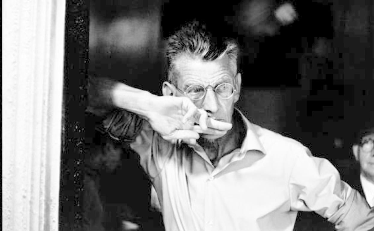 Samuel Beckett frunce el ceño en un ensayo de «Esperando a Godot» en Nueva York, en 1964. 