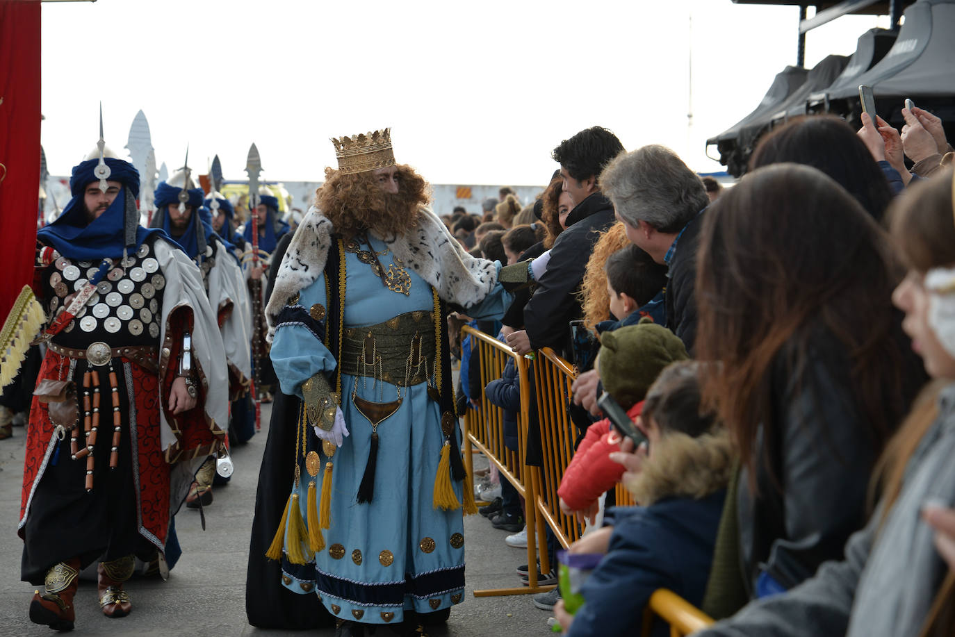 Los Reyes recorrieron a pie las calles del centro de Marbella.