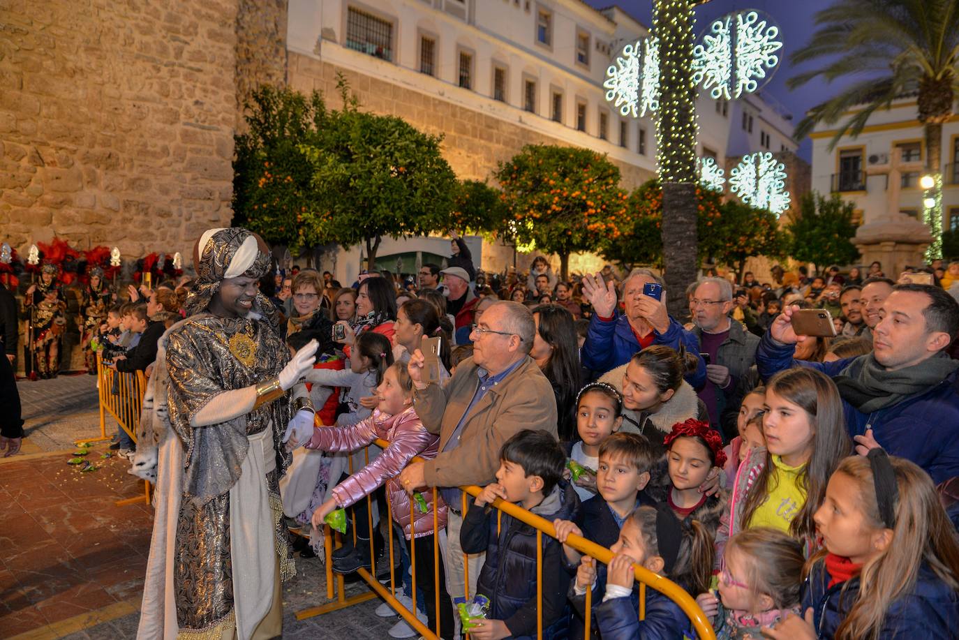 Los Reyes recorrieron a pie las calles del centro de Marbella.