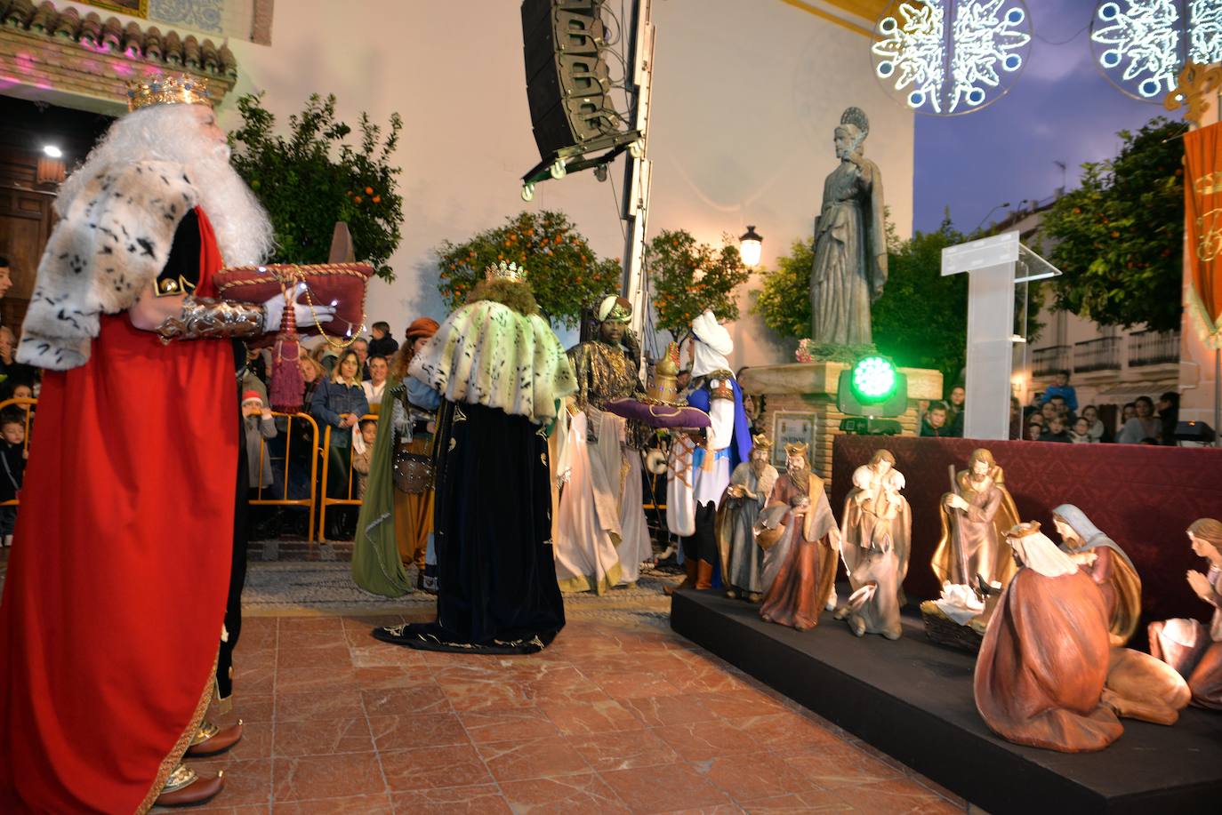 Los Reyes recorrieron a pie las calles del centro de Marbella.