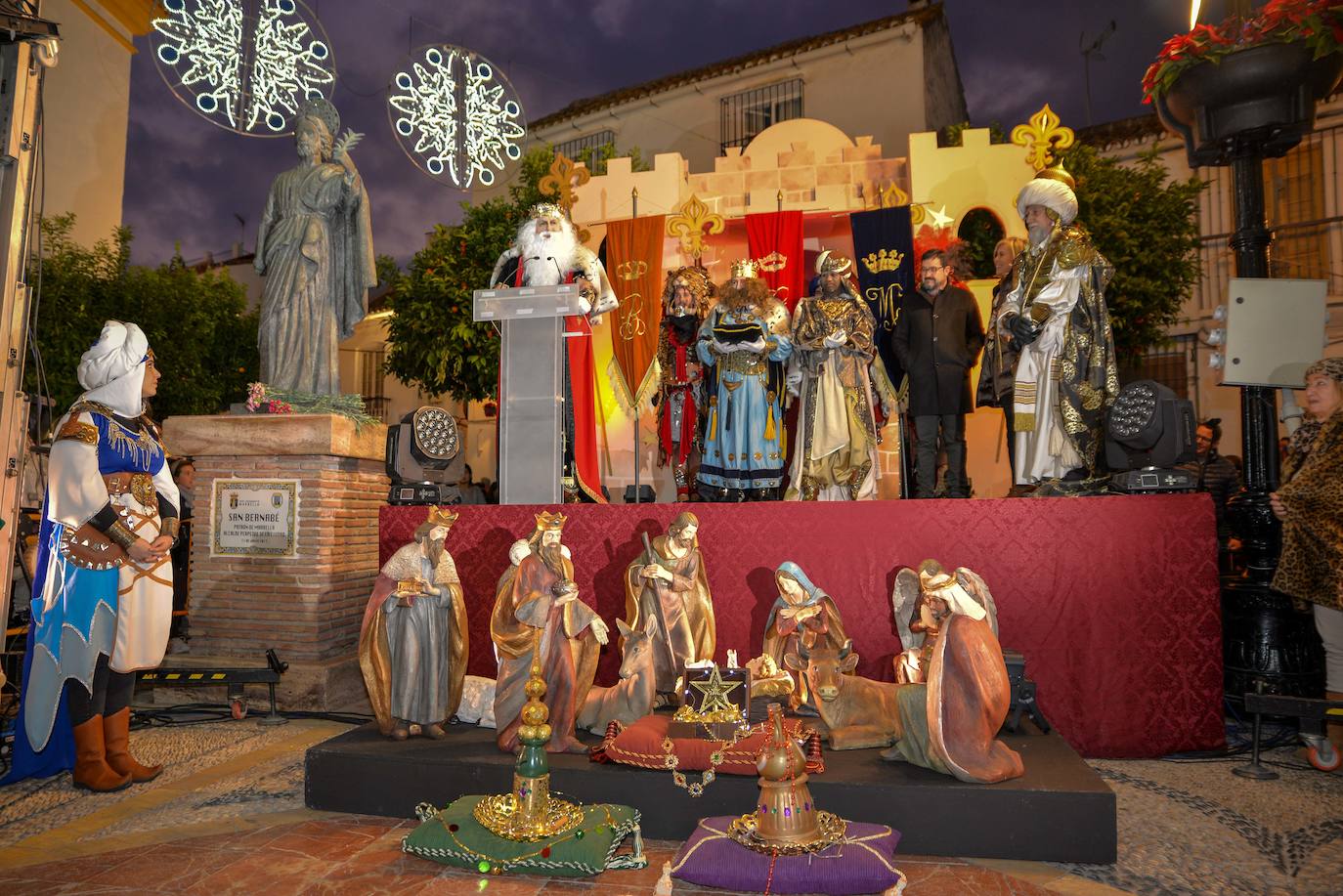 Los Reyes recorrieron a pie las calles del centro de Marbella.