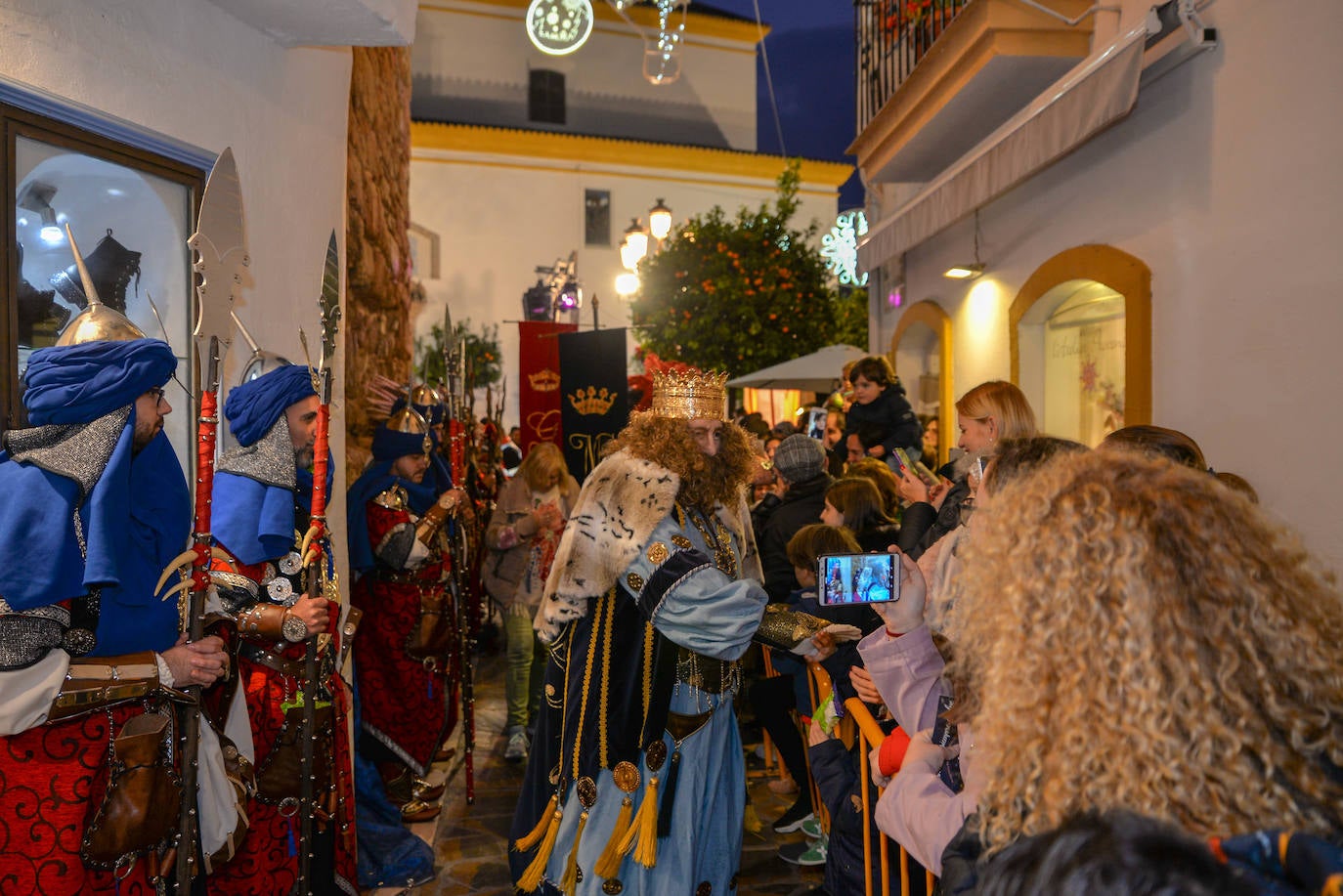 Los Reyes recorrieron a pie las calles del centro de Marbella.