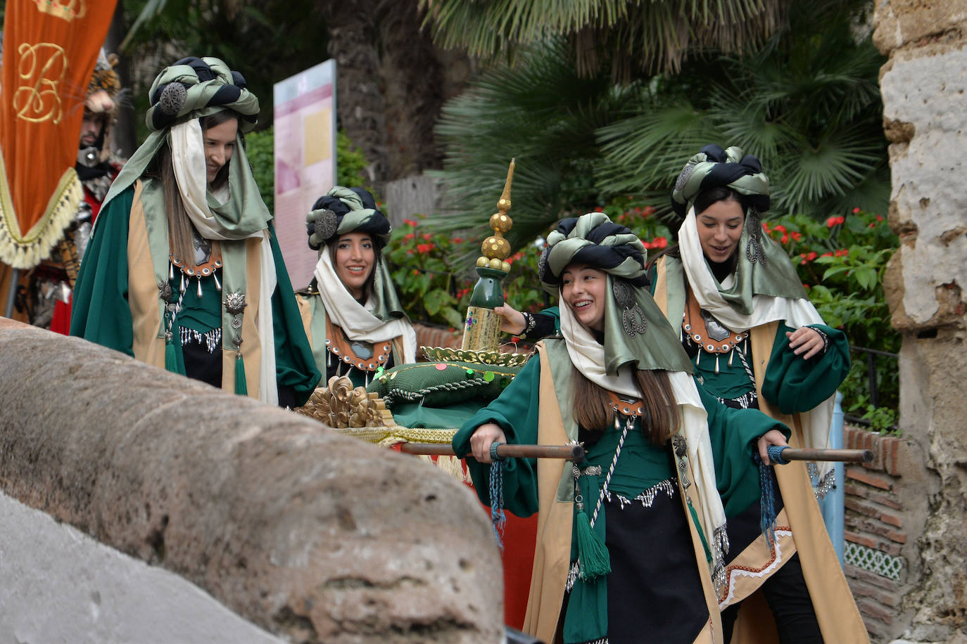 Los Reyes recorrieron a pie las calles del centro de Marbella.