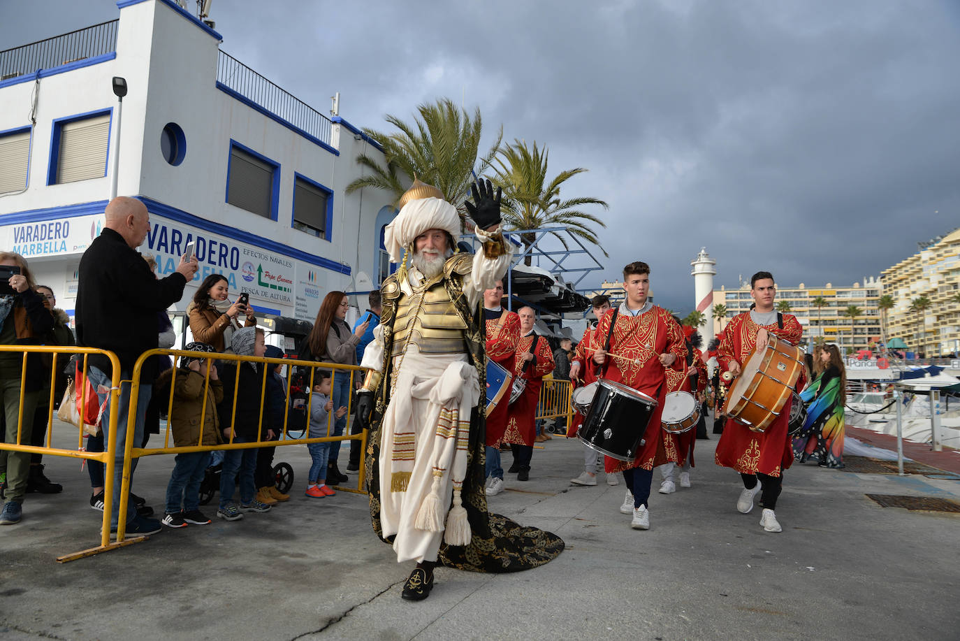 Los Reyes recorrieron a pie las calles del centro de Marbella.