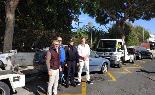 Entrega de los coches al IES Guadalpín en noviembre pasado. 