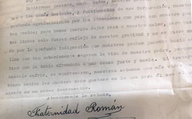 Imagen principal - Las hijas del asesinado agradecen el pésame de la Diputación. Firma de Román Reina en un documento oficial. Fotografía de Román Reina publicada en un periódico de la época. 