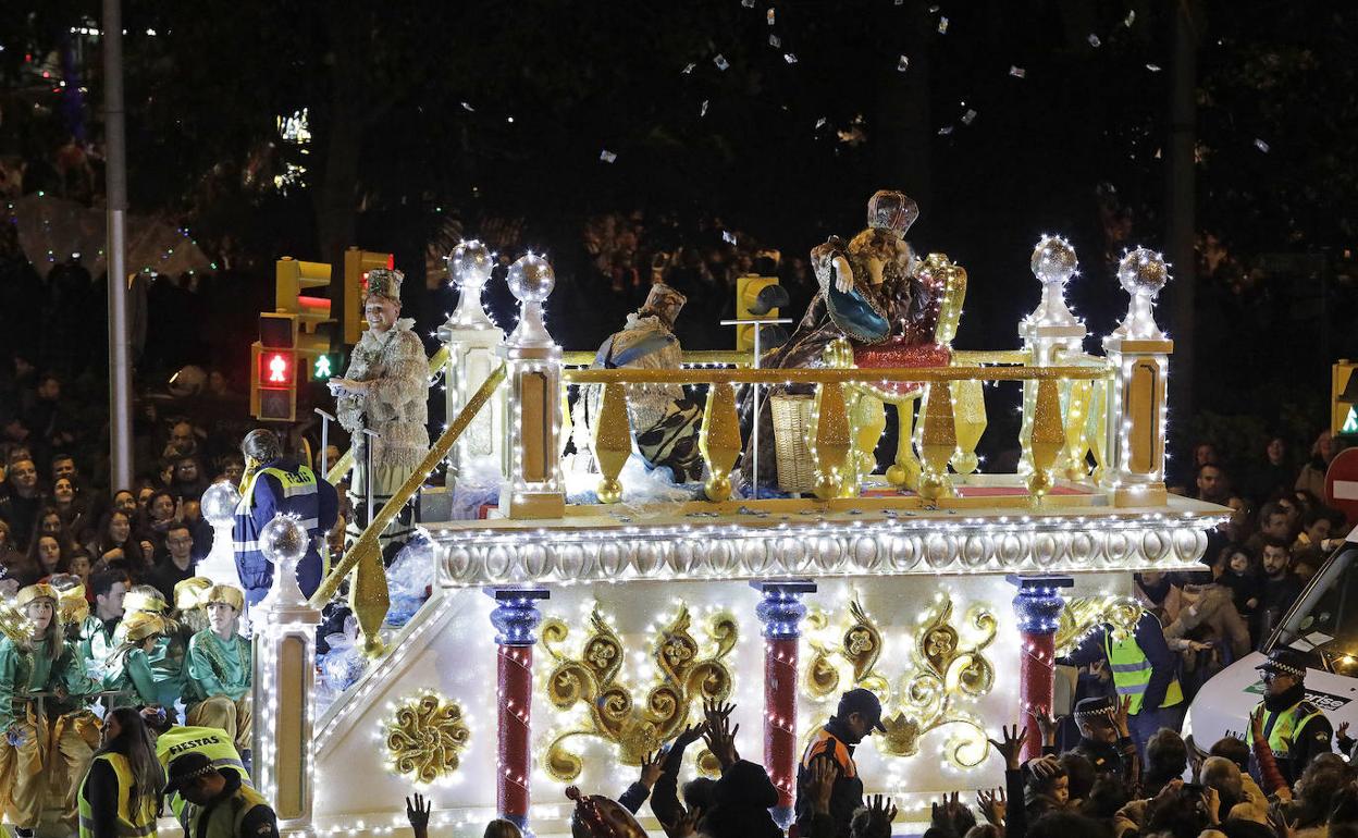 El Rey Melchor, a bordo de su carroza, anoche por las calles de Málaga
