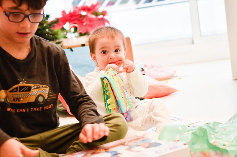 Sonrisas, nervios, caras de asombro al ver el juguete deseado... en definitiva día de abrir regalos y salir a la calle para estrenar lo que sus Majestades han dejado bajo el árbol de Navidad 