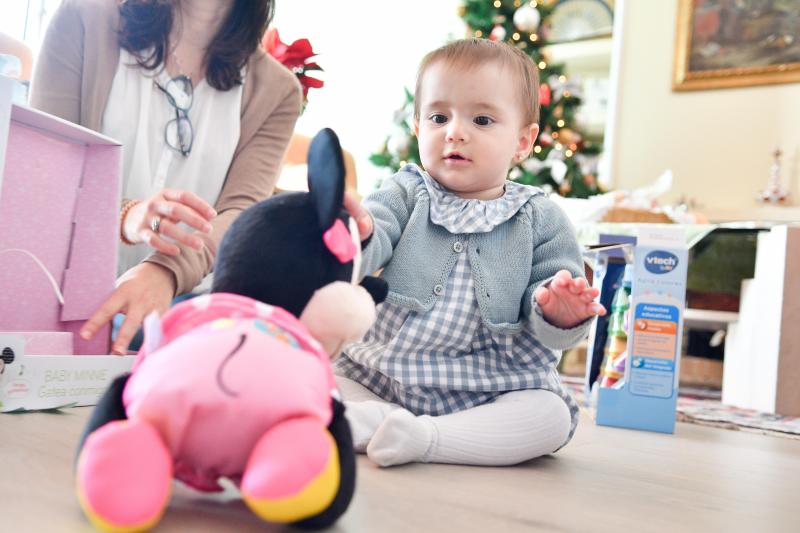 Sonrisas, nervios, caras de asombro al ver el juguete deseado... en definitiva día de abrir regalos y salir a la calle para estrenar lo que sus Majestades han dejado bajo el árbol de Navidad 