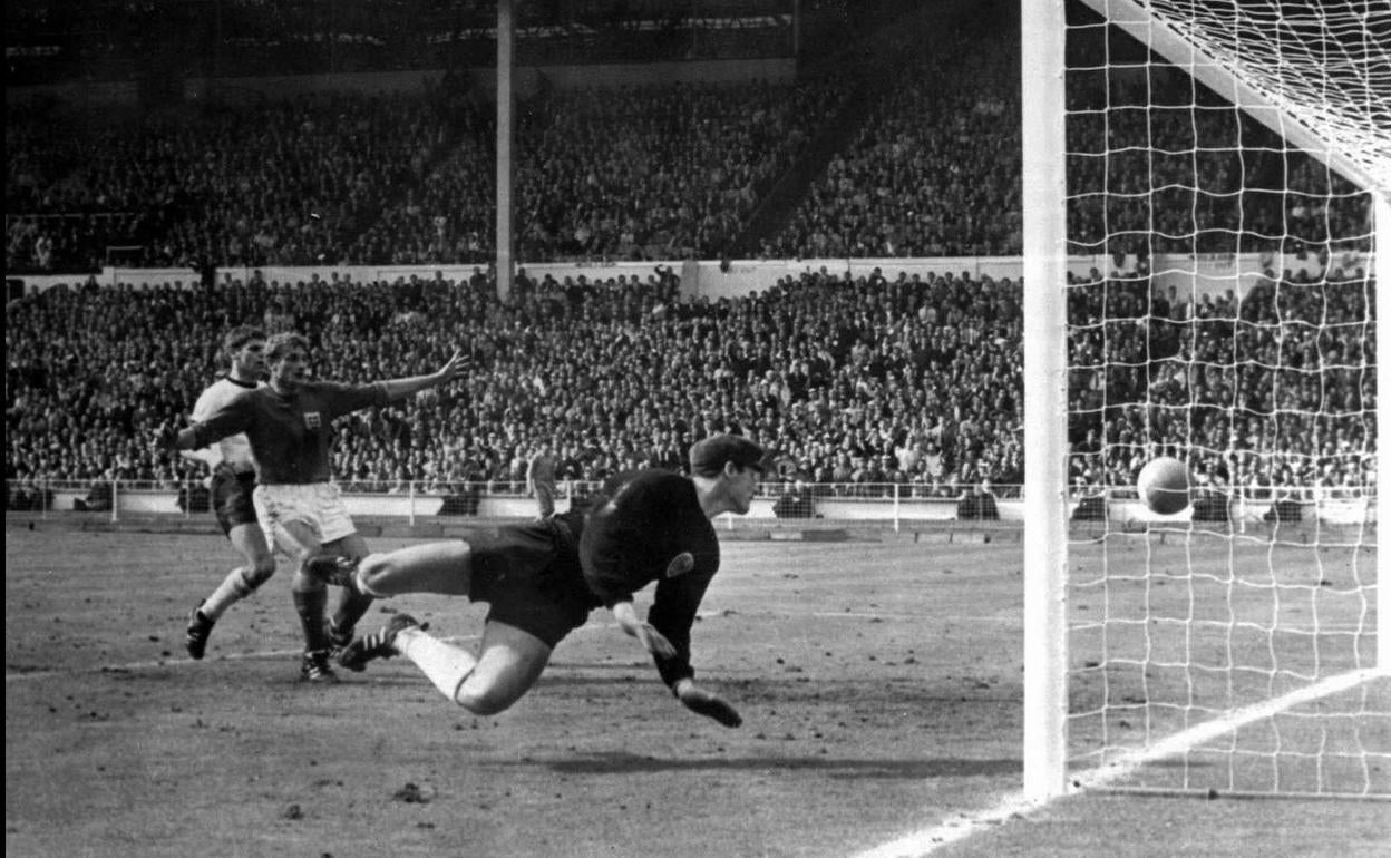 Momento en que Hurst anota el controvertido gol que resultó clave para que Inglaterra conquistase el Mundial de 1966. 