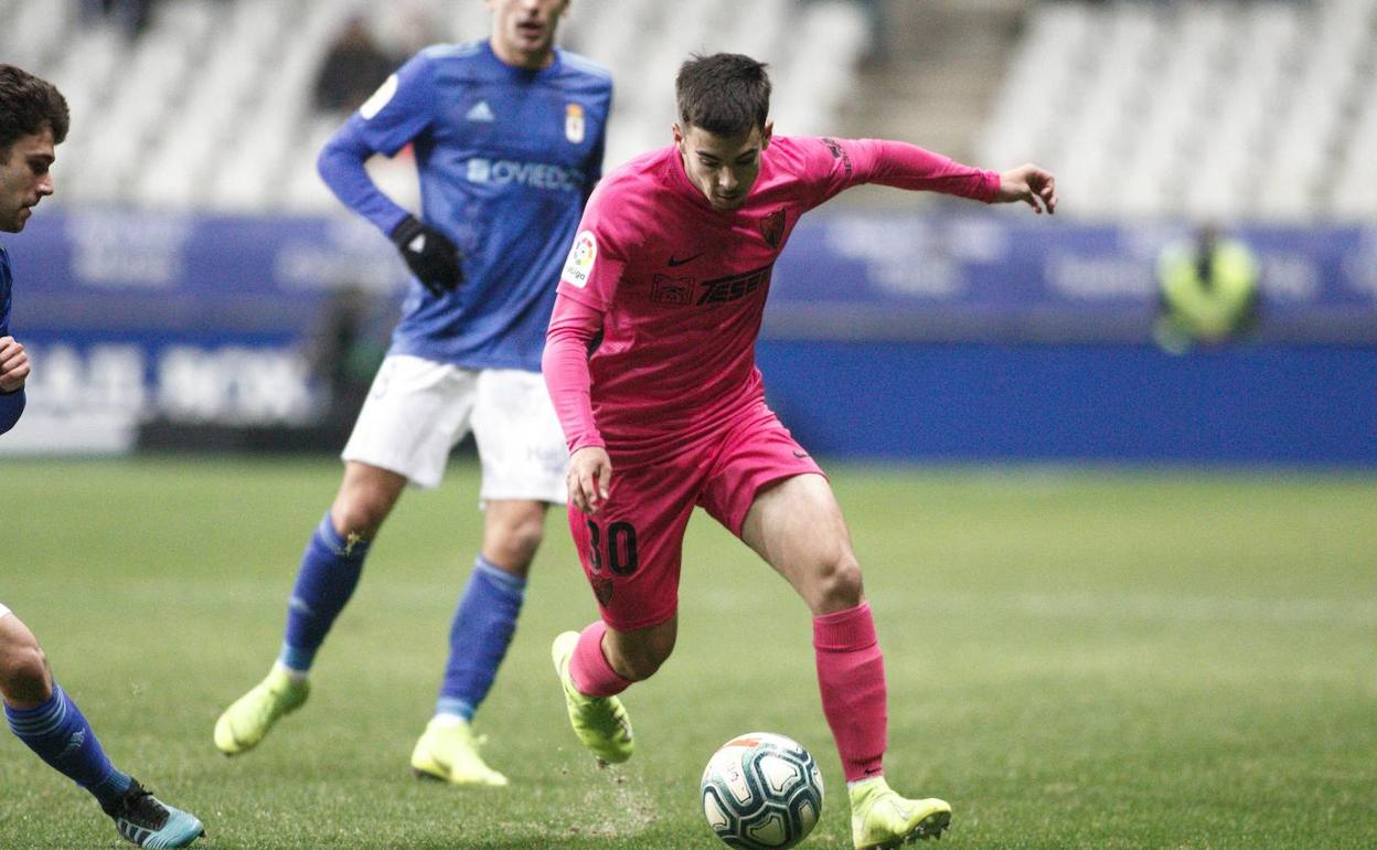 Ramón, que debutó como titular, avanza con la pelota. 