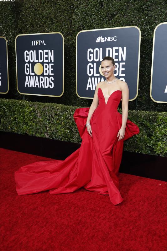 Scarlett Johansson se convirtió en una de las mejores vestidas de la noche con un impresionante vestido rojo