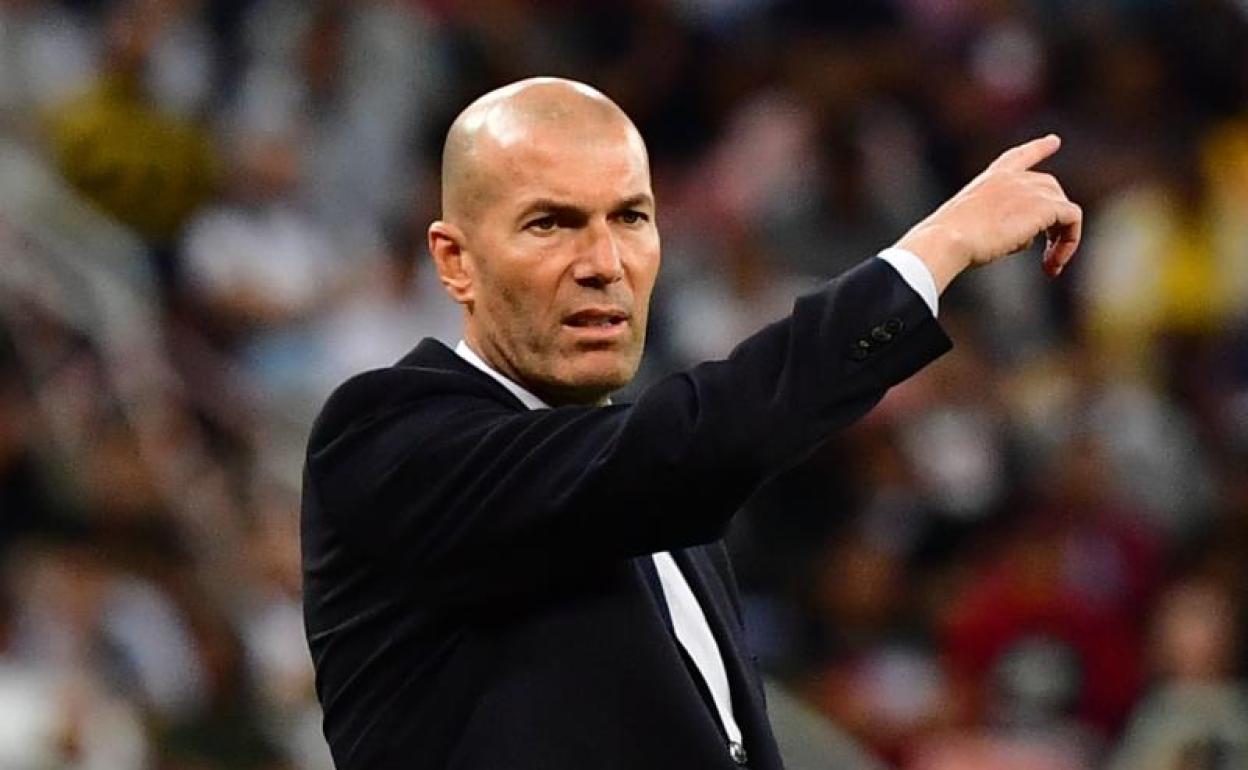 Zinedine Zidane, dando instrucciones durante la semifinal de la Supercopa. 