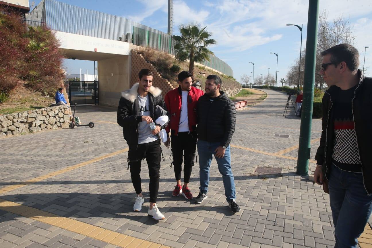 Imágenes de los jugadores del Málaga a la llegada y a la salida del entrenamiento de hoy en el estadio de atletismo. 