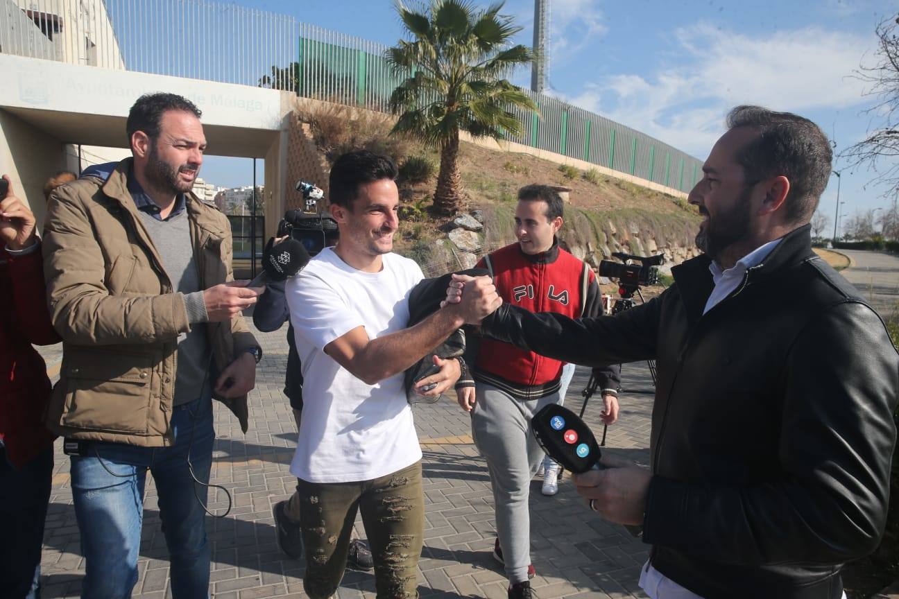 Imágenes de los jugadores del Málaga a la llegada y a la salida del entrenamiento de hoy en el estadio de atletismo. 