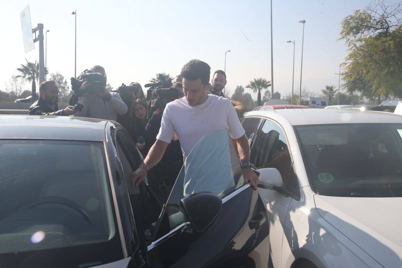 Imágenes de los jugadores del Málaga a la llegada y a la salida del entrenamiento de hoy en el estadio de atletismo. 