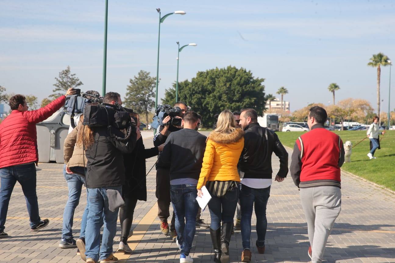 Imágenes de los jugadores del Málaga a la llegada y a la salida del entrenamiento de hoy en el estadio de atletismo. 