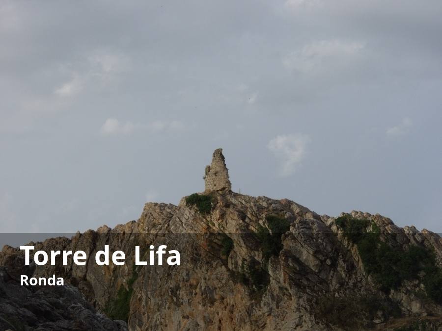 En uno de los enclaves más singulares de la provincia de Málaga, en el Valle de Lifa, que une a los territorios de Ronda y El Burgo, se erige hoy una vieja torre, que, en principio, podría parecer una simple atalaya que servía para las comunicaciones de la zona hace unos siglos. Sin embargo, son los restos de una de las atalayas que perteneció al castillo de Lys, una fortaleza árabe que fue tomada por Abderramán III en su campaña contra la revuelta de Omar Ben Hafsun. El califa omeya mandó derribar toda la fortaleza que durante décadas fue hostil a Córdoba por su alianza con Bobastro. Hoy la Torre de Lifa es el único resto que queda. Es visible para los senderistas que recorren esta ruta, que coincide hoy con una de las etapas de la Gran Senda de Málaga (entre El Burgo y Ronda).