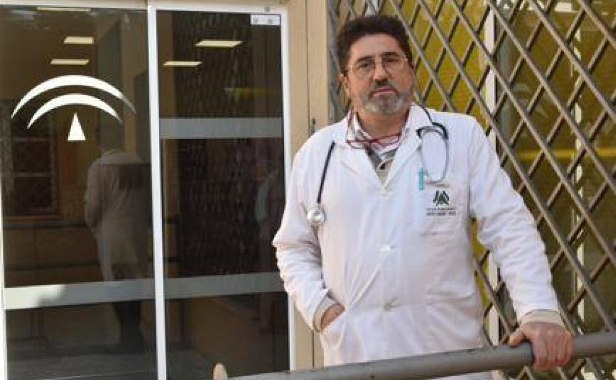 Juan Manuel Jiménez, en la puerta del centro de salud de Portada Alta. 