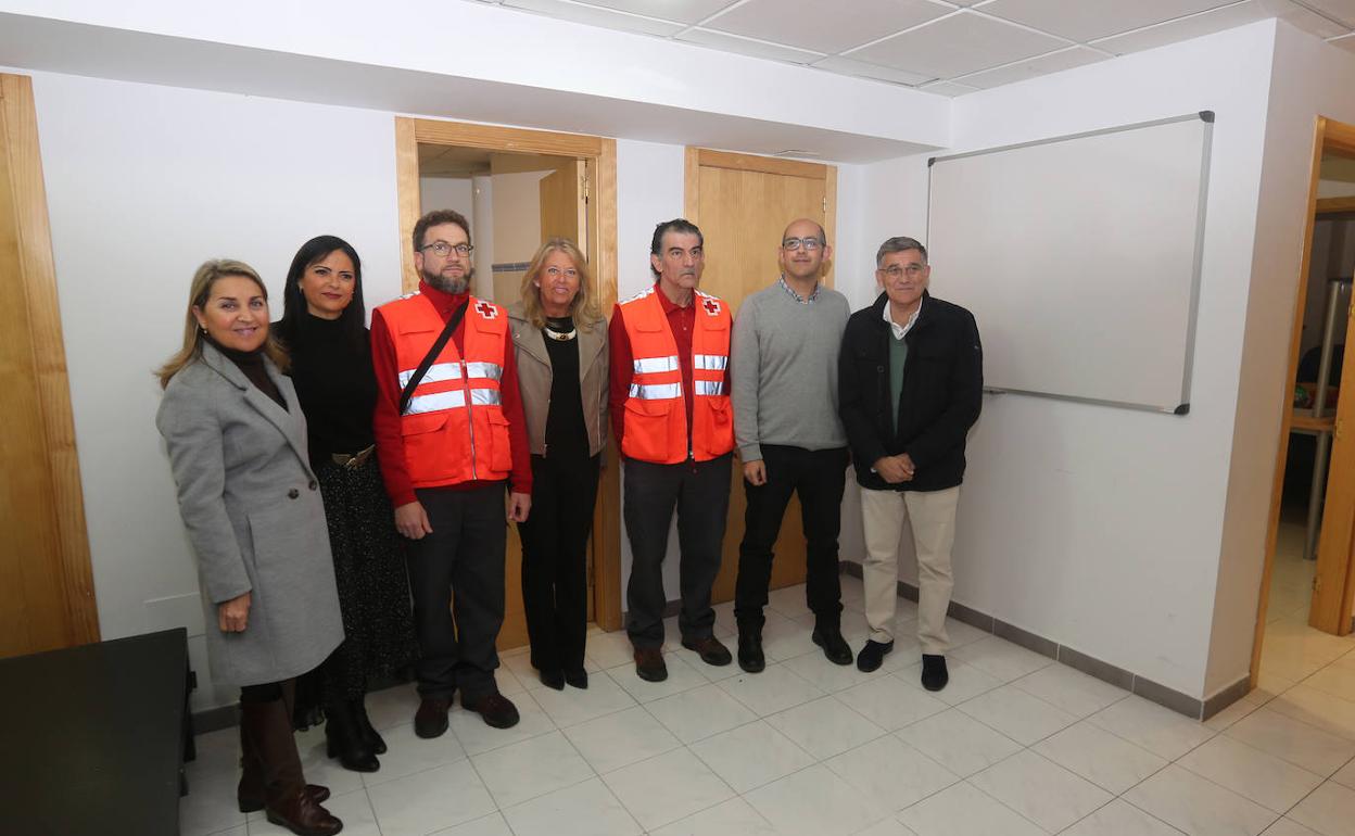 La alcaldesa y varios concejales visitaron las instalaciones acompañados de los responsables de Cruz Roja. 