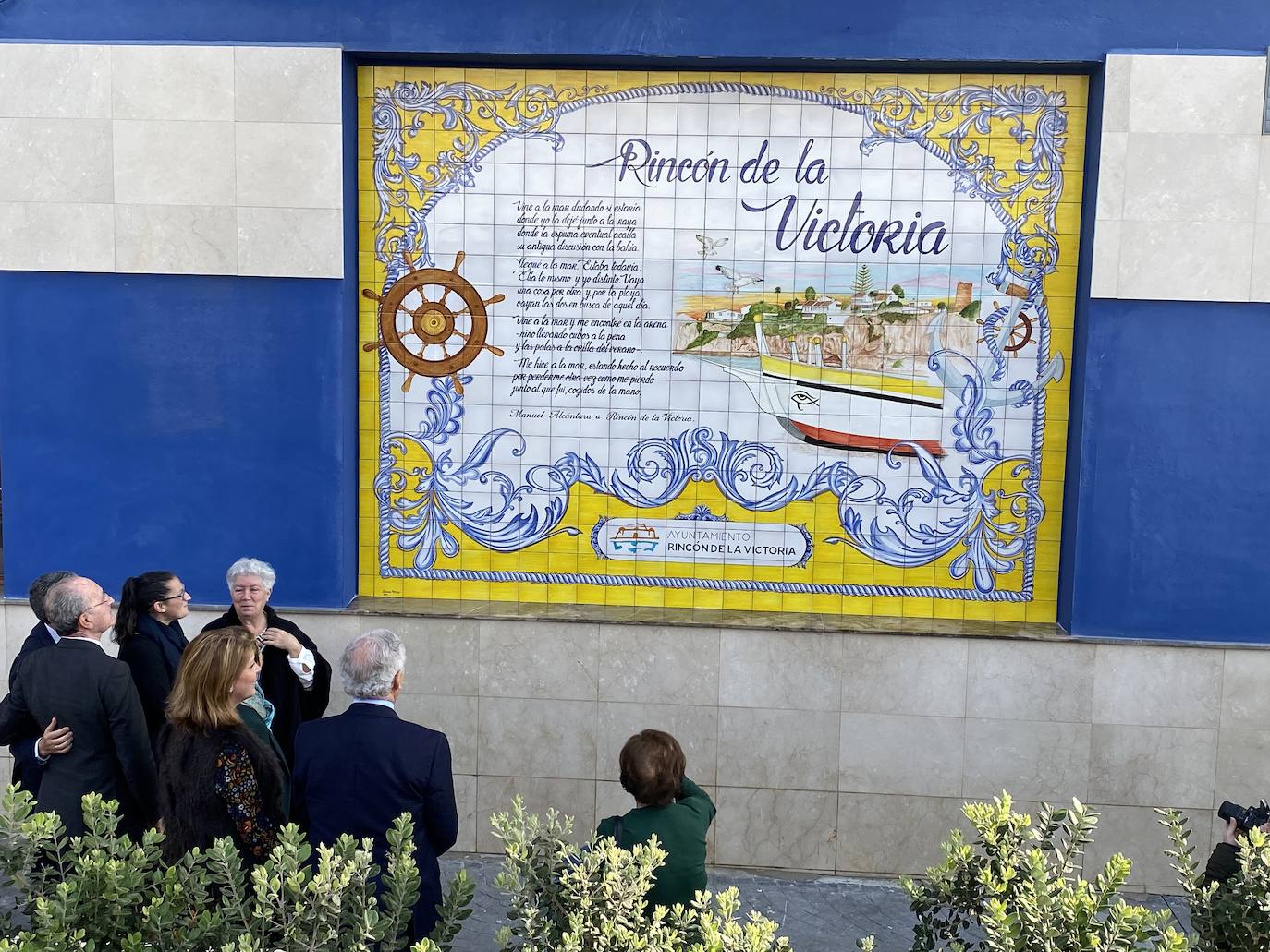 Fotos: Rincón de la Victoria rinde homenaje a Manuel Alcántara con una escultura y una cerámica