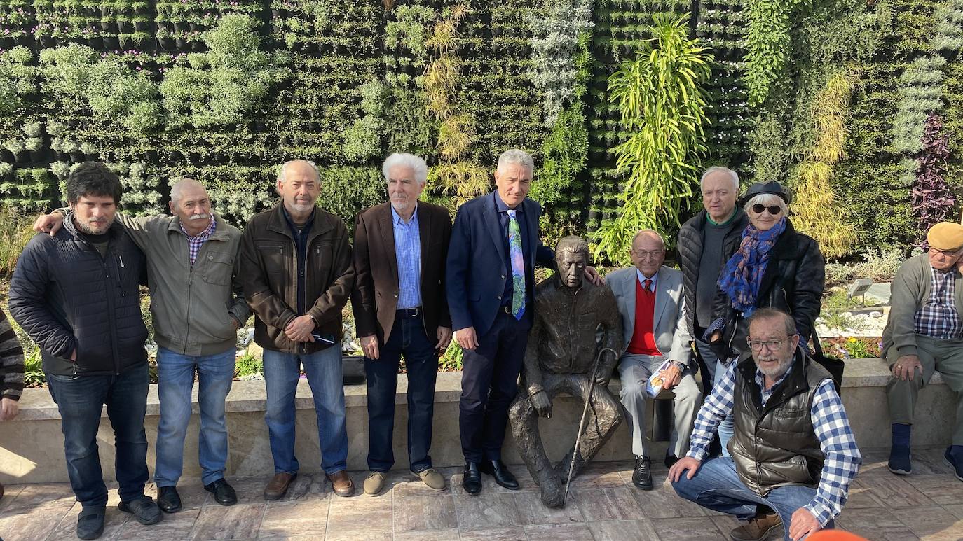 Fotos: Rincón de la Victoria rinde homenaje a Manuel Alcántara con una escultura y una cerámica