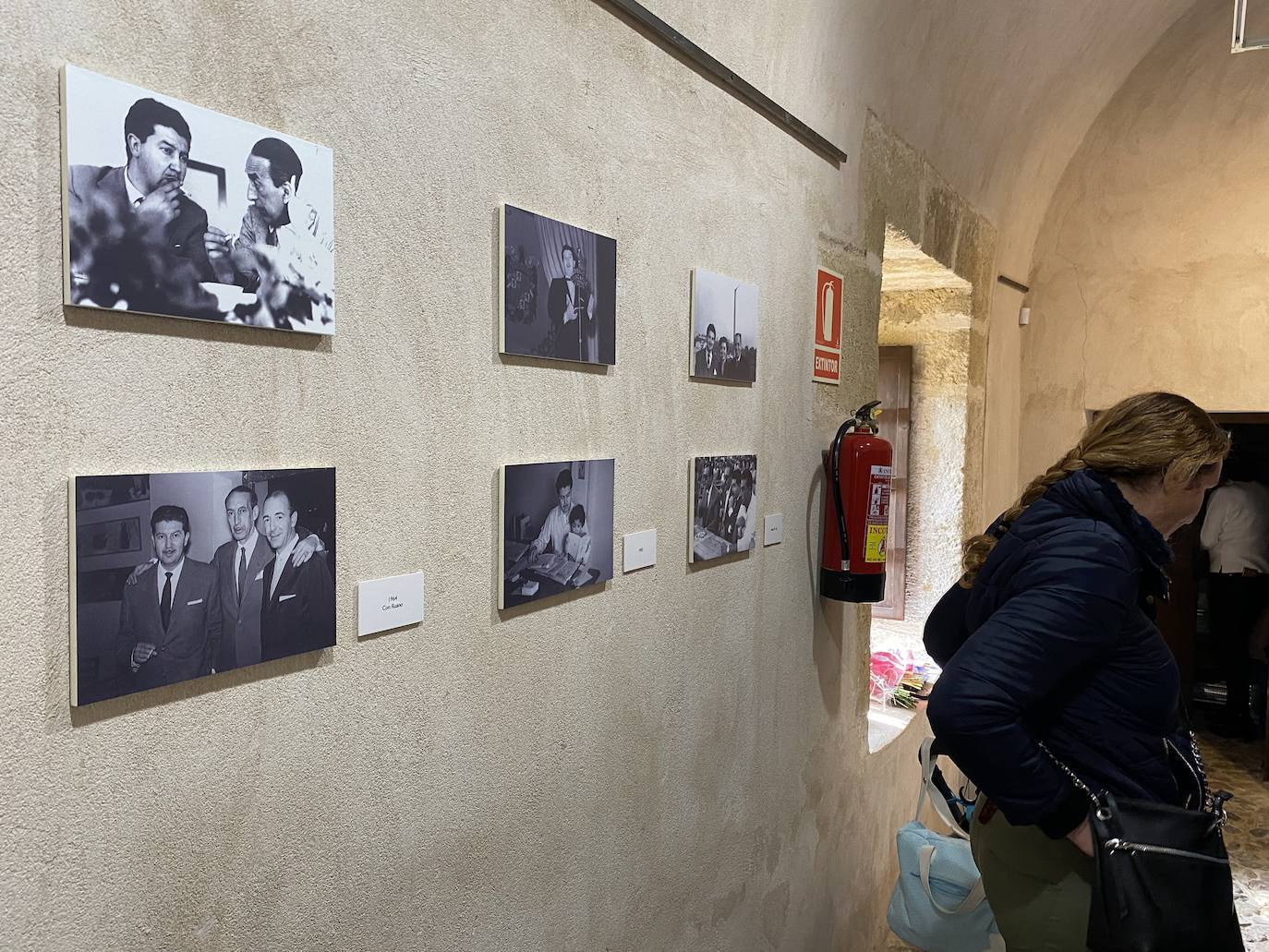 Fotos: Rincón de la Victoria rinde homenaje a Manuel Alcántara con una escultura y una cerámica