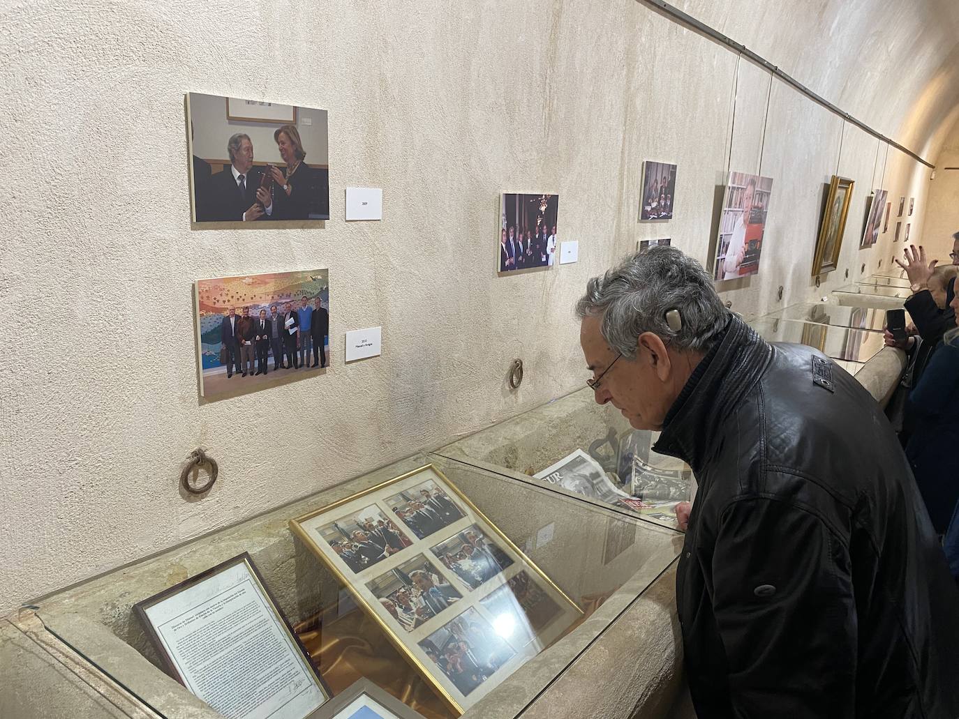 Fotos: Rincón de la Victoria rinde homenaje a Manuel Alcántara con una escultura y una cerámica