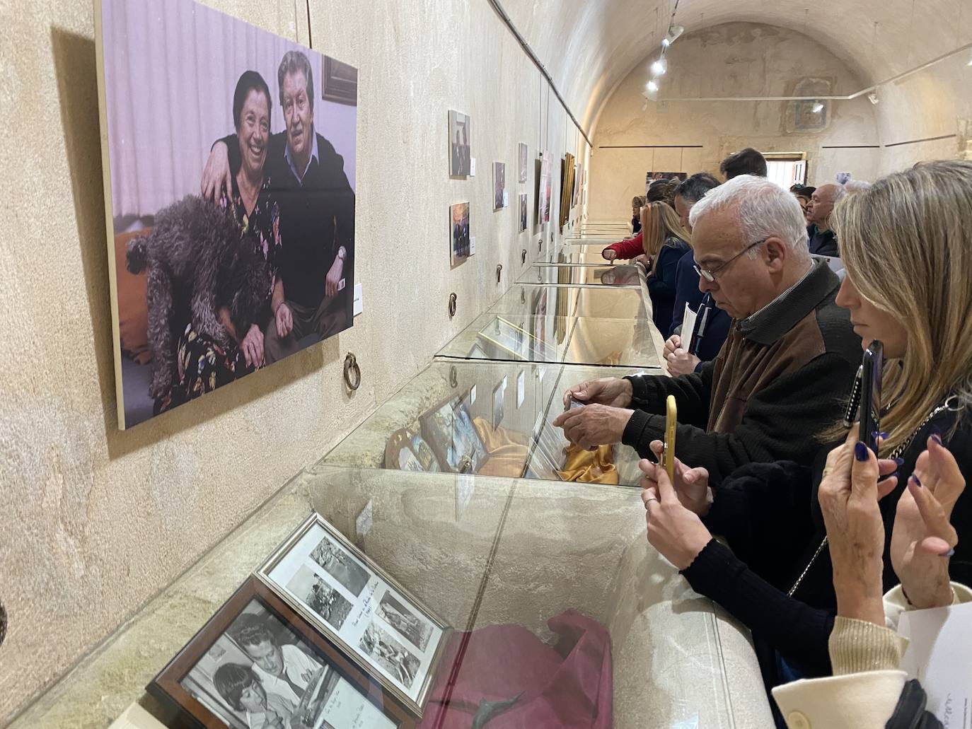 Fotos: Rincón de la Victoria rinde homenaje a Manuel Alcántara con una escultura y una cerámica