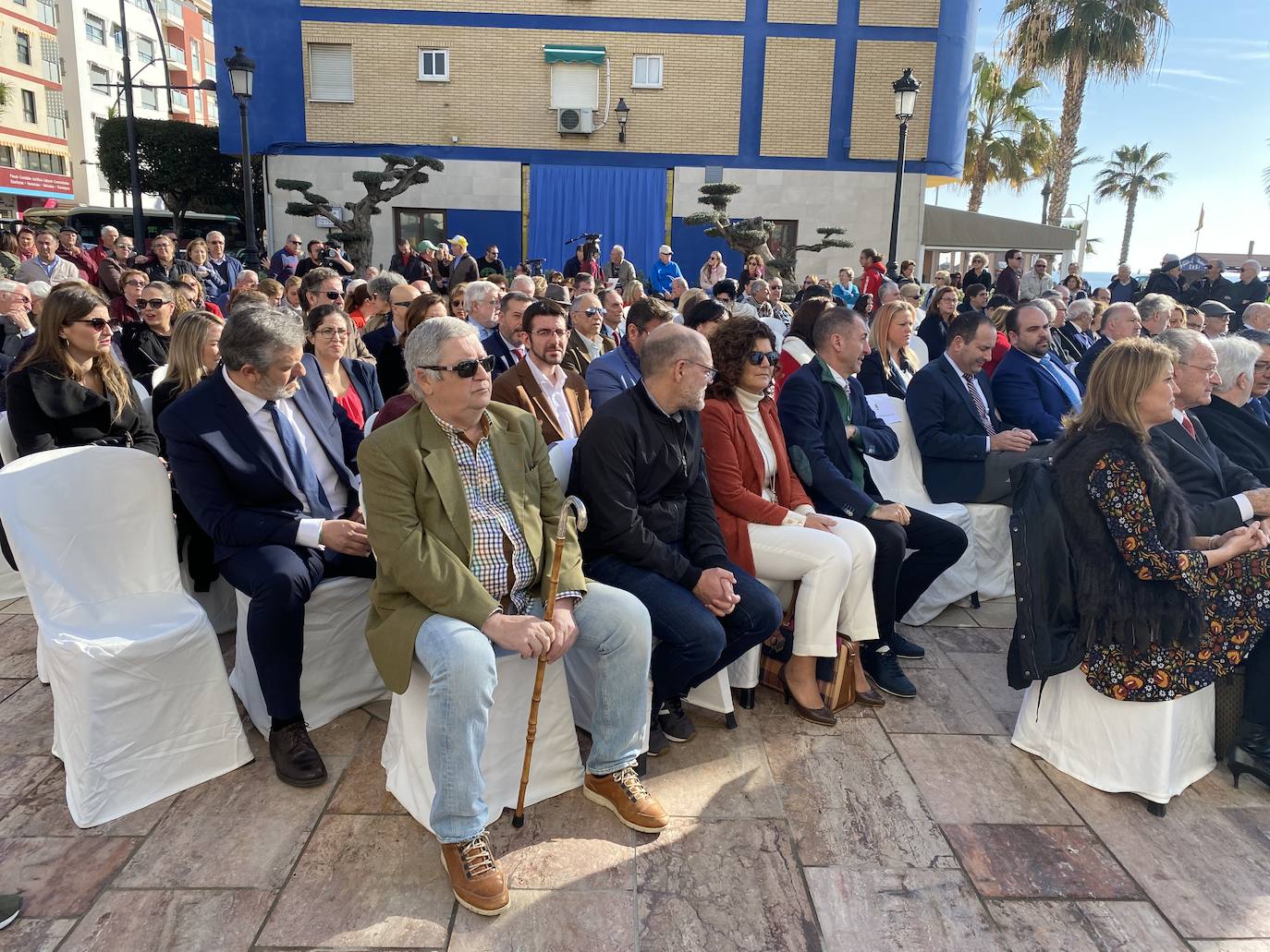 Fotos: Rincón de la Victoria rinde homenaje a Manuel Alcántara con una escultura y una cerámica