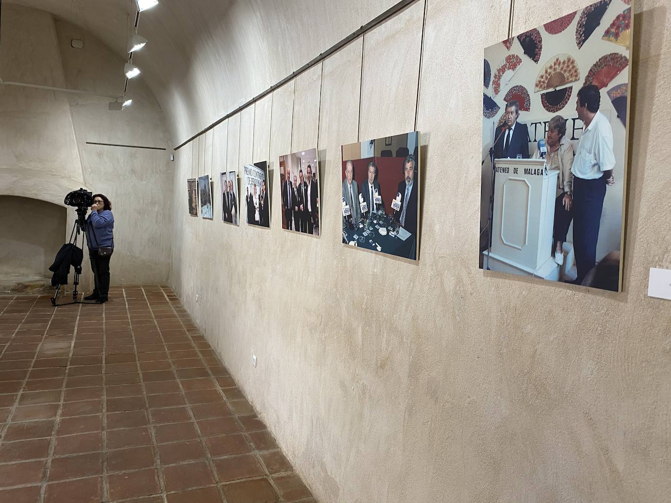 Fotos: Rincón de la Victoria rinde homenaje a Manuel Alcántara con una escultura y una cerámica