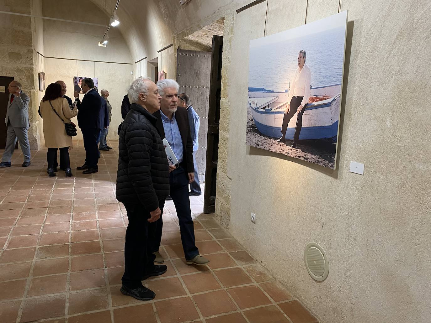 Fotos: Rincón de la Victoria rinde homenaje a Manuel Alcántara con una escultura y una cerámica