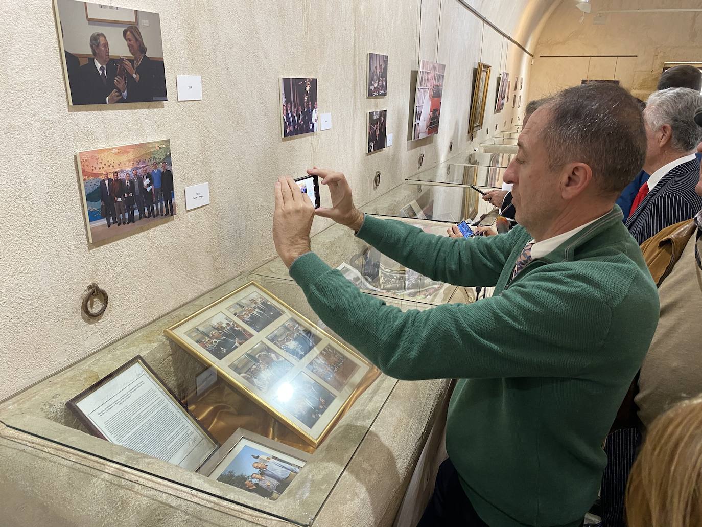 Fotos: Rincón de la Victoria rinde homenaje a Manuel Alcántara con una escultura y una cerámica