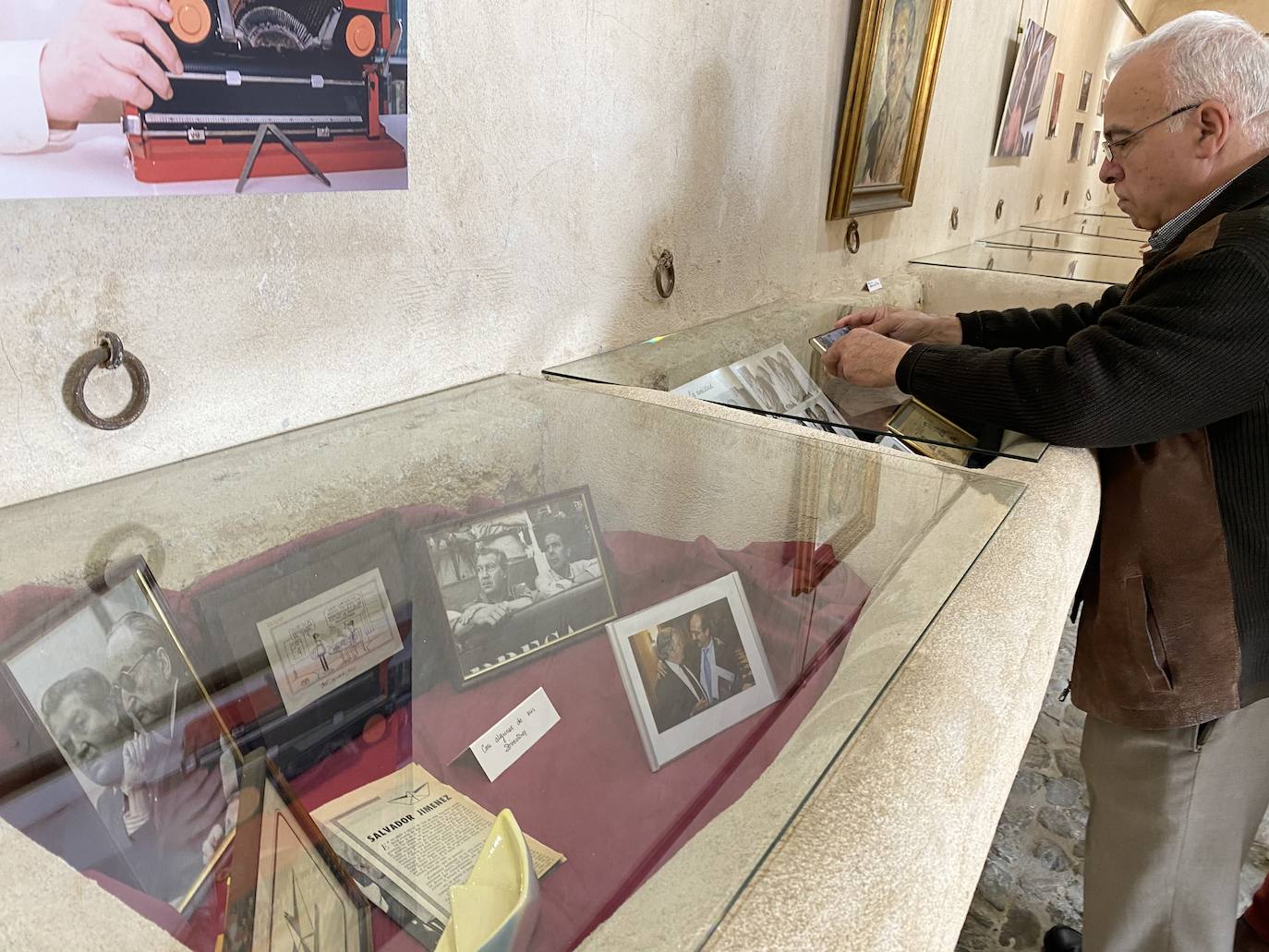 Fotos: Rincón de la Victoria rinde homenaje a Manuel Alcántara con una escultura y una cerámica