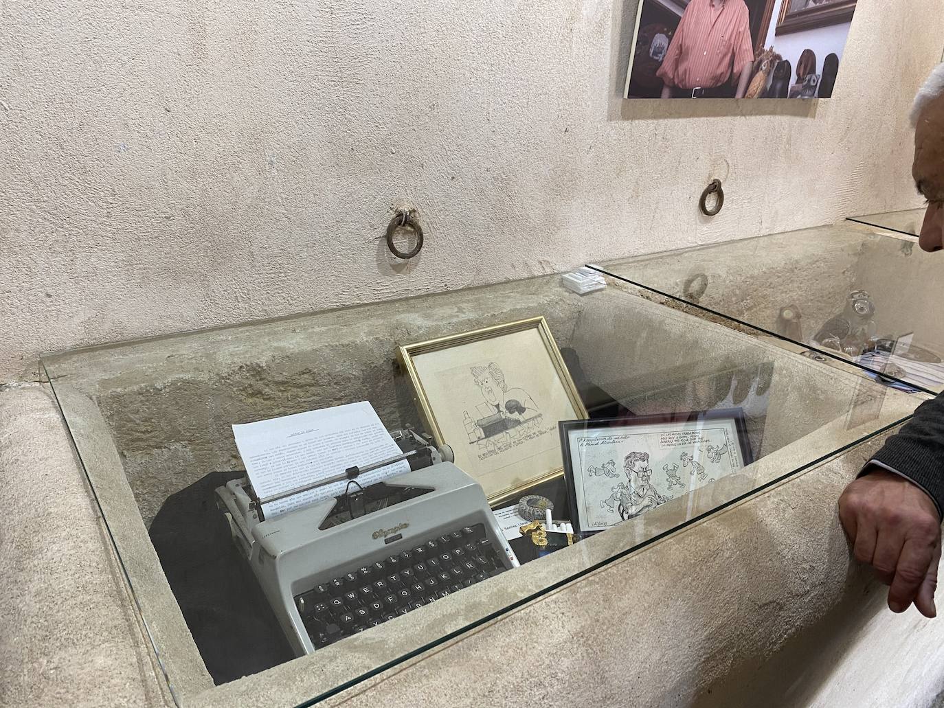 Fotos: Rincón de la Victoria rinde homenaje a Manuel Alcántara con una escultura y una cerámica