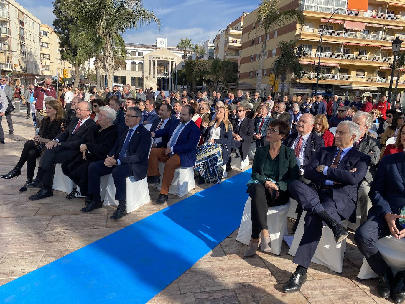 Fotos: Rincón de la Victoria rinde homenaje a Manuel Alcántara con una escultura y una cerámica