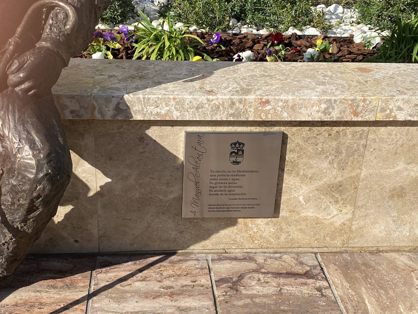Fotos: Rincón de la Victoria rinde homenaje a Manuel Alcántara con una escultura y una cerámica