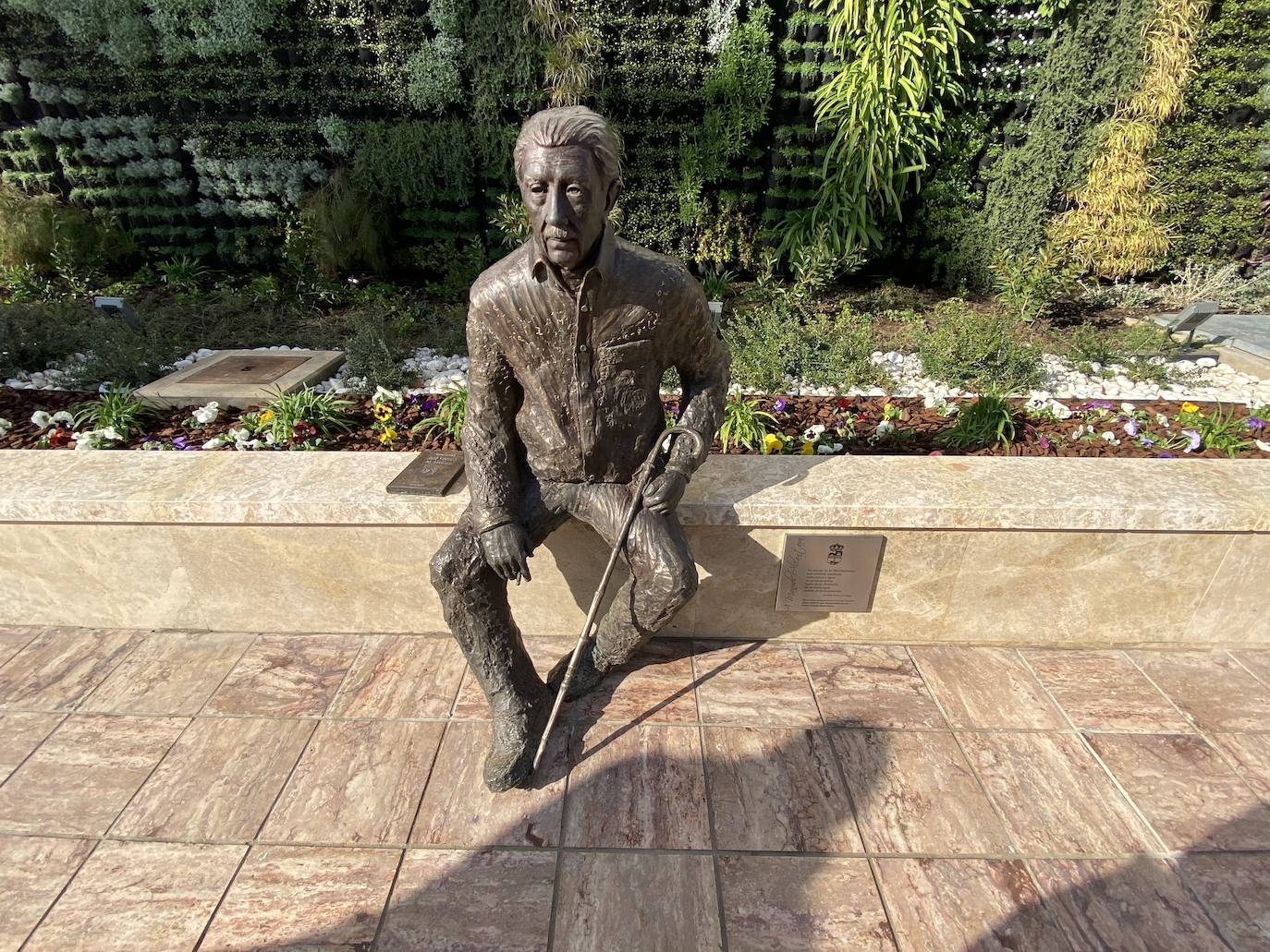 Fotos: Rincón de la Victoria rinde homenaje a Manuel Alcántara con una escultura y una cerámica