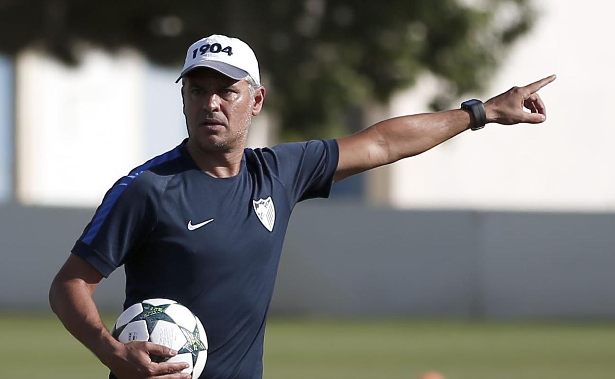 Sergio Pellicer, durante una sesión de entrenamiento en su etapa como técnico de cantera.