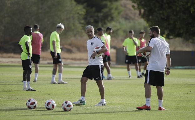 Imagen principal - Sergio Pellicer, durante varias etapas en el Málaga como entrenador.