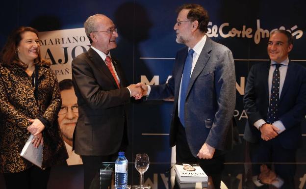 Rajoy estrecha la mano a De la Torre en presencia de Bendodo y Crespo.