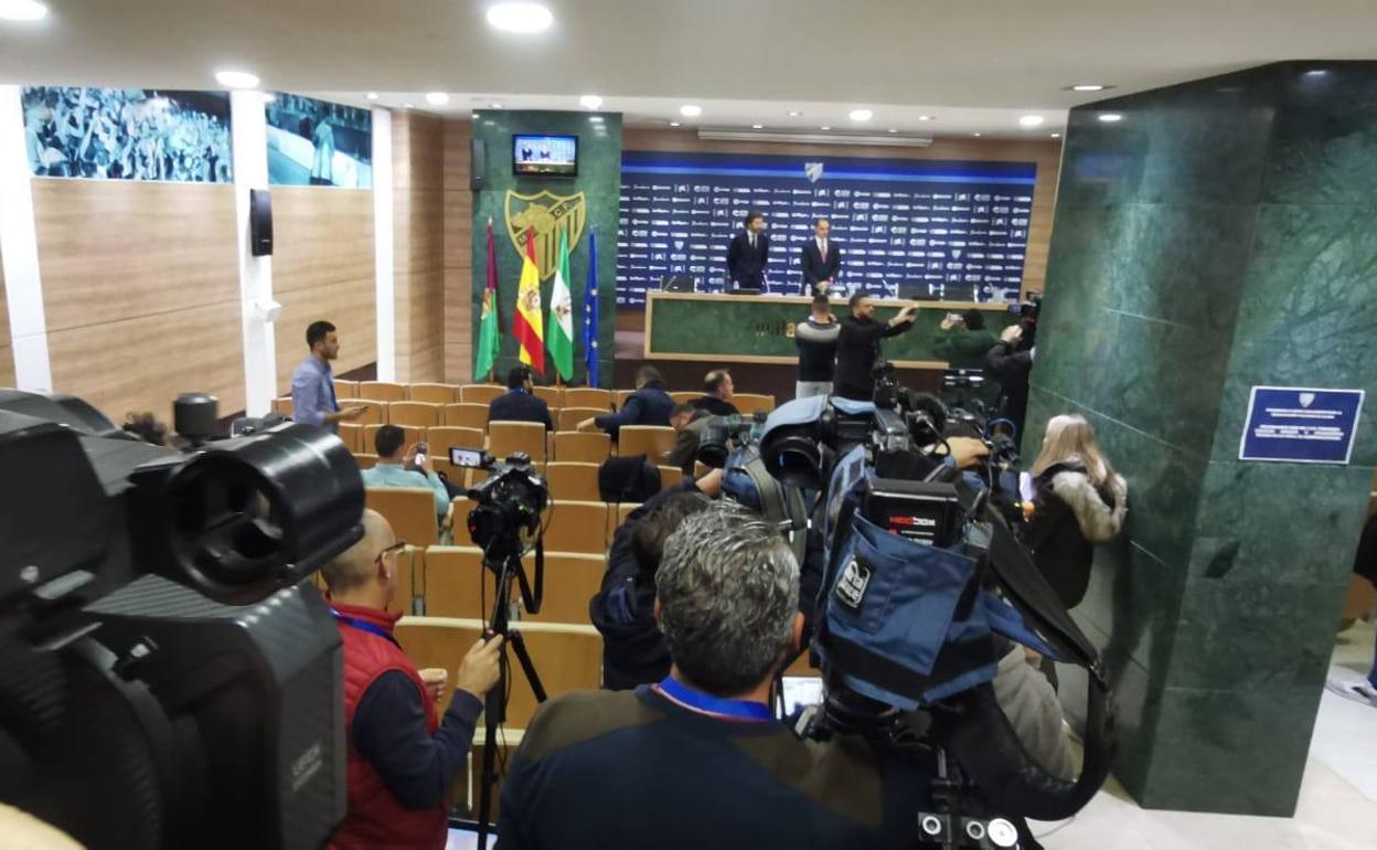 Imagen de la sala de prensa 'Juan Cortés' de La Rosaleda desde la zona de cámaras de televisión con Shaheen de fondo.