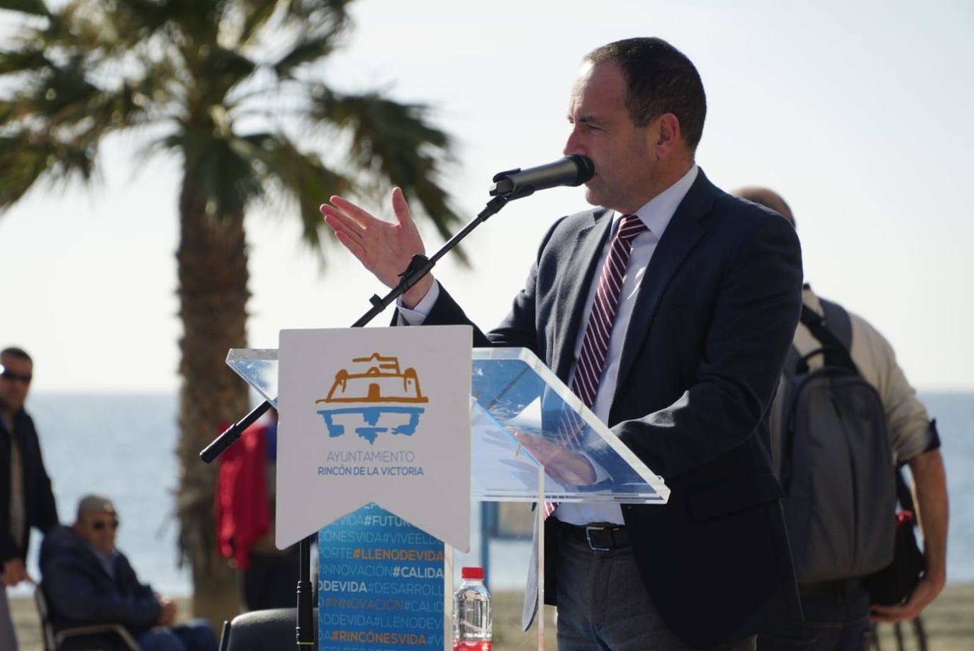 Fotos: Rincón de la Victoria rinde homenaje a Manuel Alcántara con una escultura y una cerámica