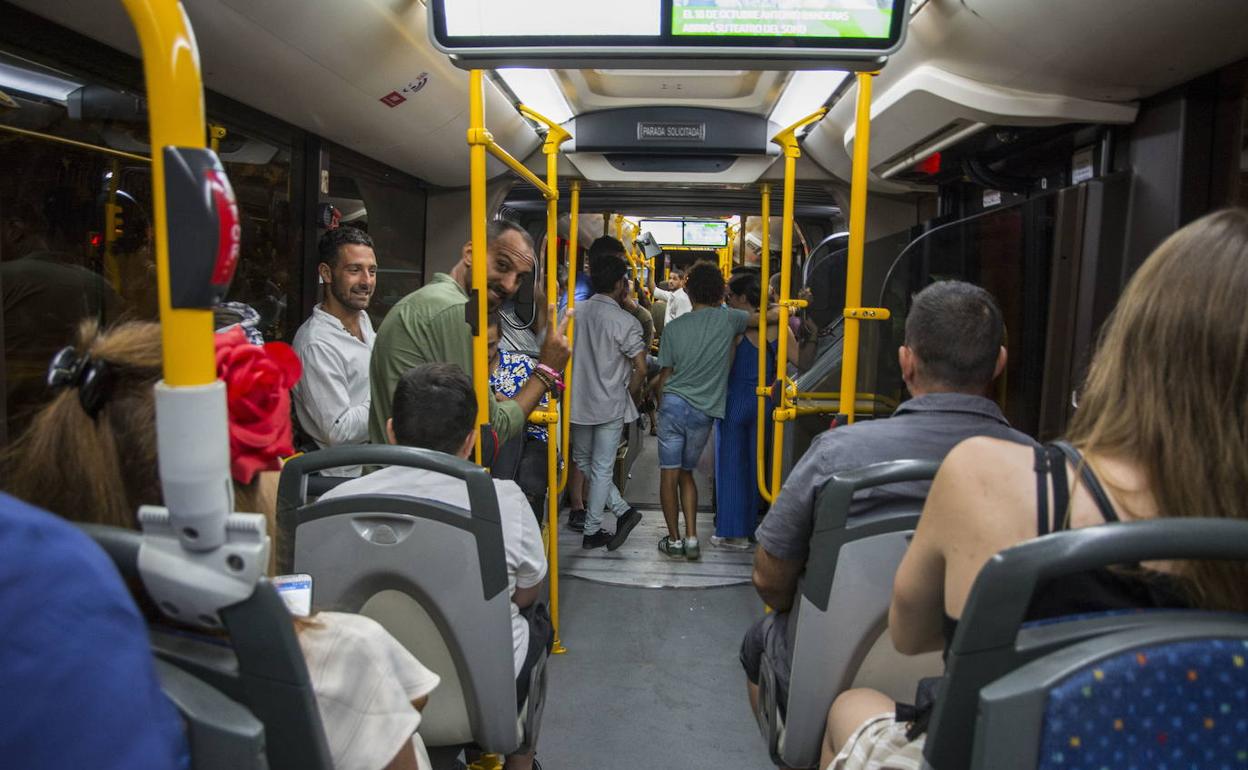 Pasajeros en un autobús de la EMT. 